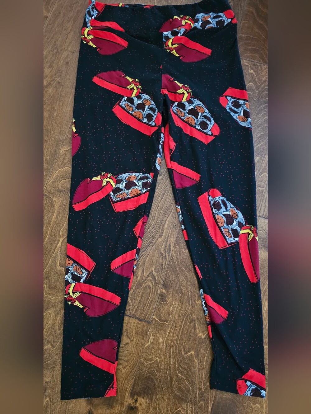 Ladies  Heart-Shaped Chocolate Box Print Leggings - Black & Red
